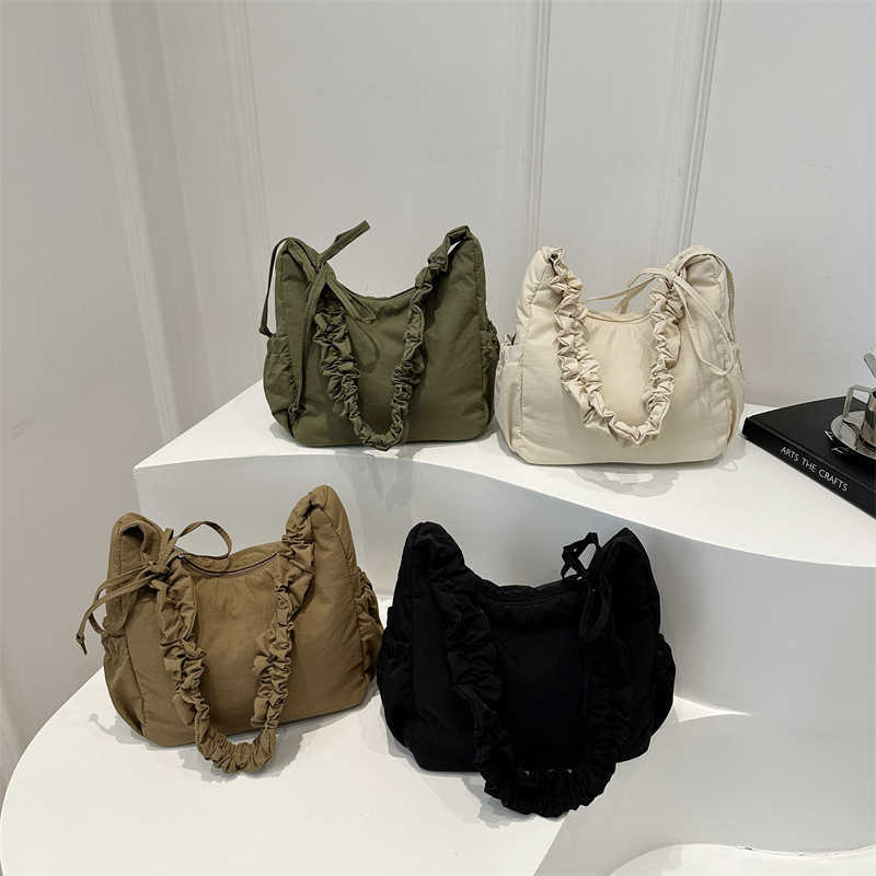 Relaxing nylon fabric design, large capacity, fashionable and stylish, solid color, pleated, large capacity commuting single shoulder tote bag