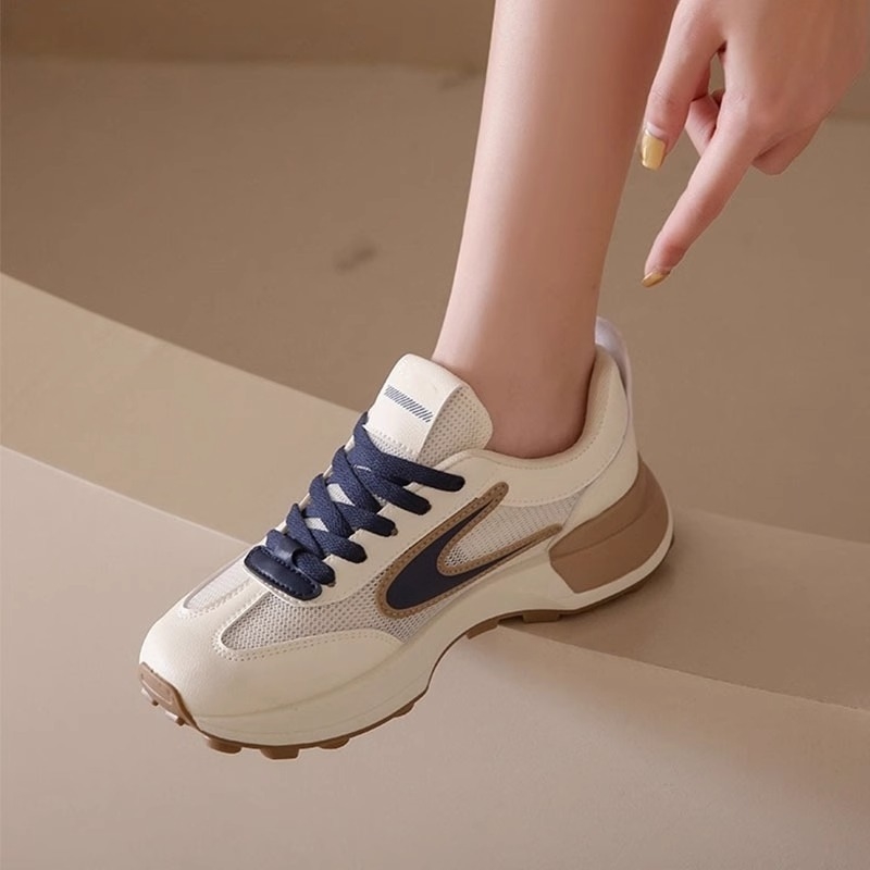 Leisure network red breathable sports shoes female 2025 spring and autumn fashion new network surface daddy shoes outdoor soft sole running shoes
