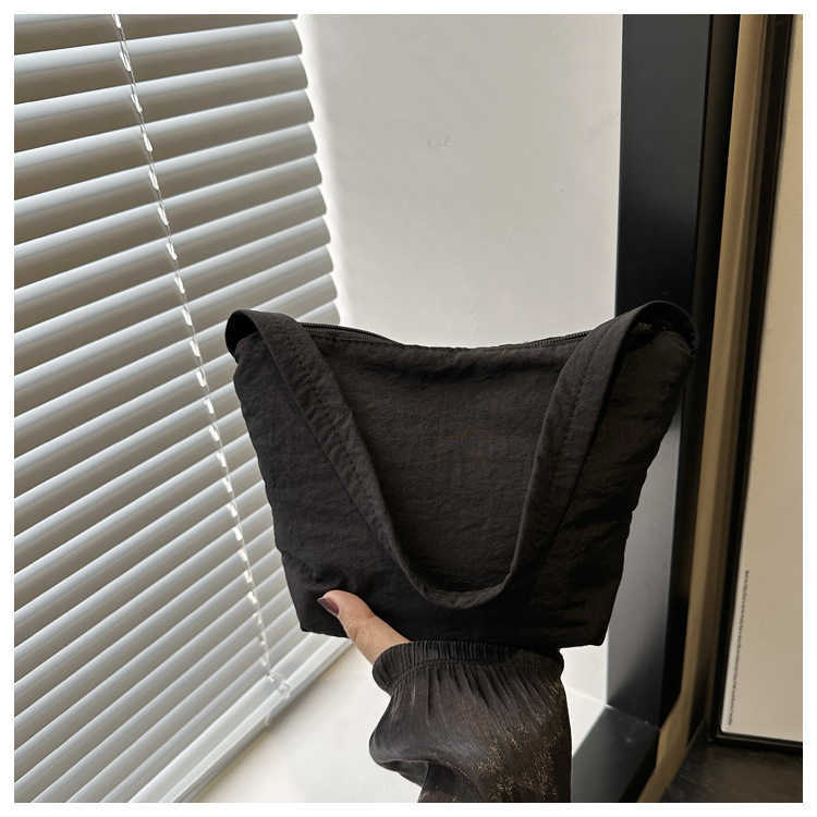 Color blocking winter 2024 new Korean version casual simple nylon fabric trend artistic style armpit single shoulder handbag