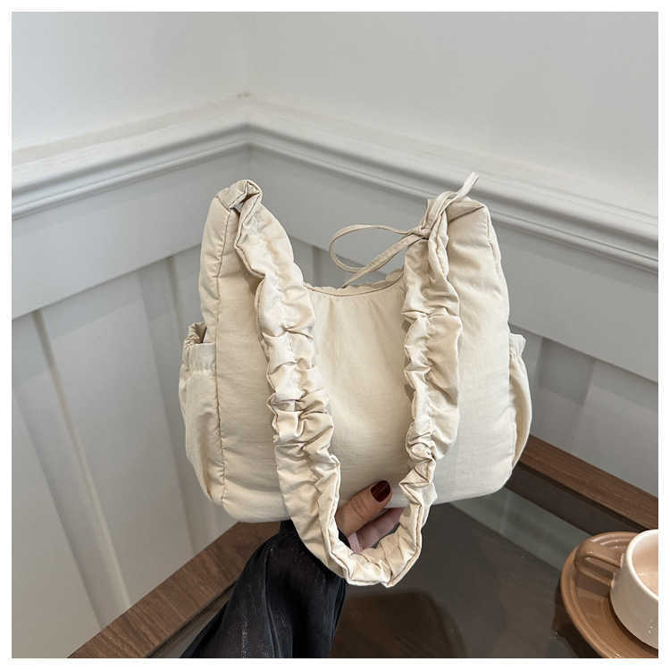 Relaxing nylon fabric design, large capacity, fashionable and stylish, solid color, pleated, large capacity commuting single shoulder tote bag