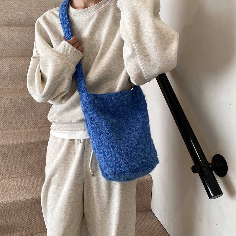Elegant and personalized 2025 new color contrasting plush large capacity commuting woolen single shoulder crossbody bucket women's bag 241231