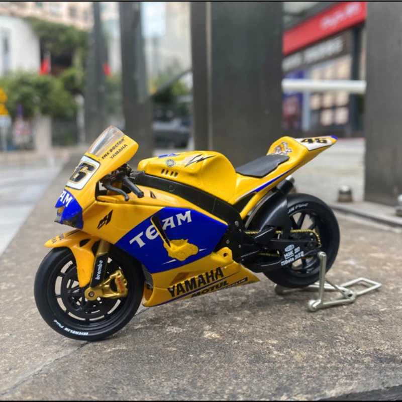 Diecast 1/18 Scale Honda RC211 2006 and Yamaha YZR M1 Motorcycle Alloy Simulation Vehicle Delivery Model Static Toy Gift Display W241231