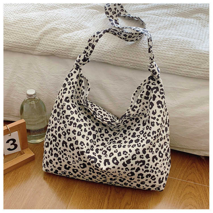 Leisure and stylish 2024 velvet fabric new large capacity leopard print Korean version fashionable single shoulder armpit crossbody women's tote 