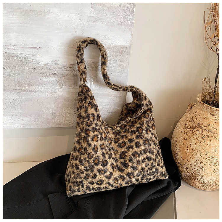Mao large capacity 2024 new autumn and winter casual leopard print fashionable and personalized commuting tote shoulder bag for women 241231