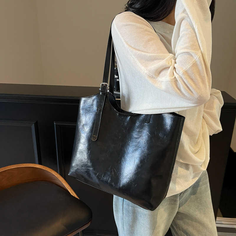 Spring New Oil Wax Leather Large Capacity 2025 Casual Solid Color Commuter Underarm Single Shoulder Tote Bag for Women 241231