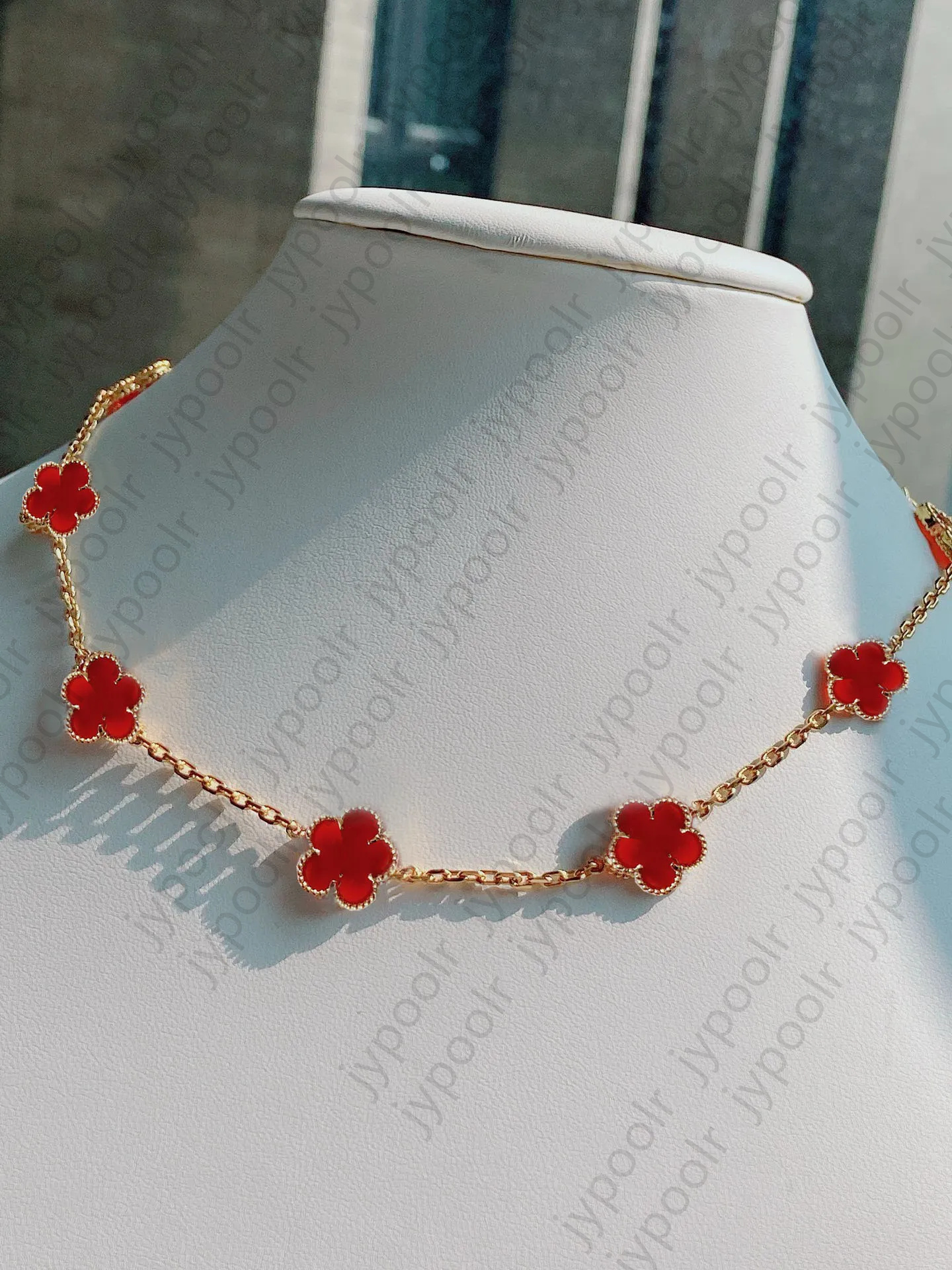 Jewelry Clover Necklace 18K Gold Plated MultiFlower Pendant with Agate Shell Accents Elegant Fashion Necklace for Women Z250910