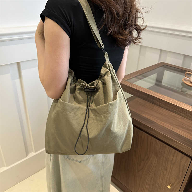 Leisure large capacity drawstring nylon 2024 new fashion trend texture commuting single shoulder armpit crossbody bucket bag 241231