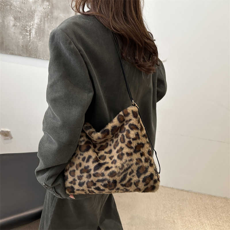 Winter New Trendy Plush Leopard Pattern Personalized Multi functional Western Style Plush Lazy Style Simple Single Shoulder Double Shoulder Tote Bag 2