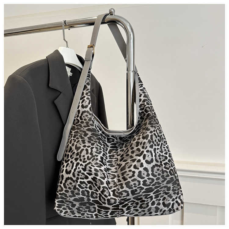 Fashionable leopard print large capacity casual personality lazy style shopping bag fashionable underarm shoulder tote bag for women