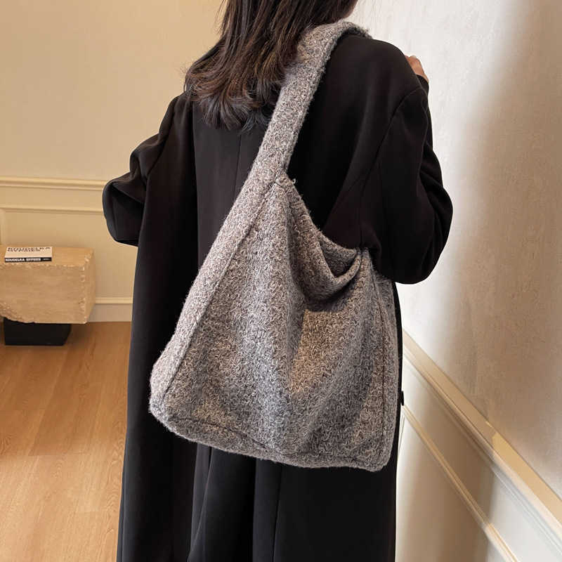 Korean version of casual western-style and beautiful 2024 autumn and winter new woolen trend large capacity solid color underarm single shoulder bag 2