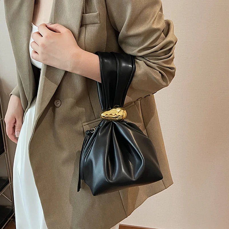 Personalized Soft Leather Clutch Bag Women Pleated Mini Bucket Pouch Temperament Side Zipper Party Evening Bags 241231