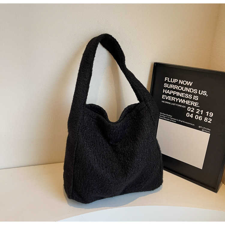 Korean version of casual western-style and beautiful 2024 autumn and winter new woolen trend large capacity solid color underarm single shoulder bag 2