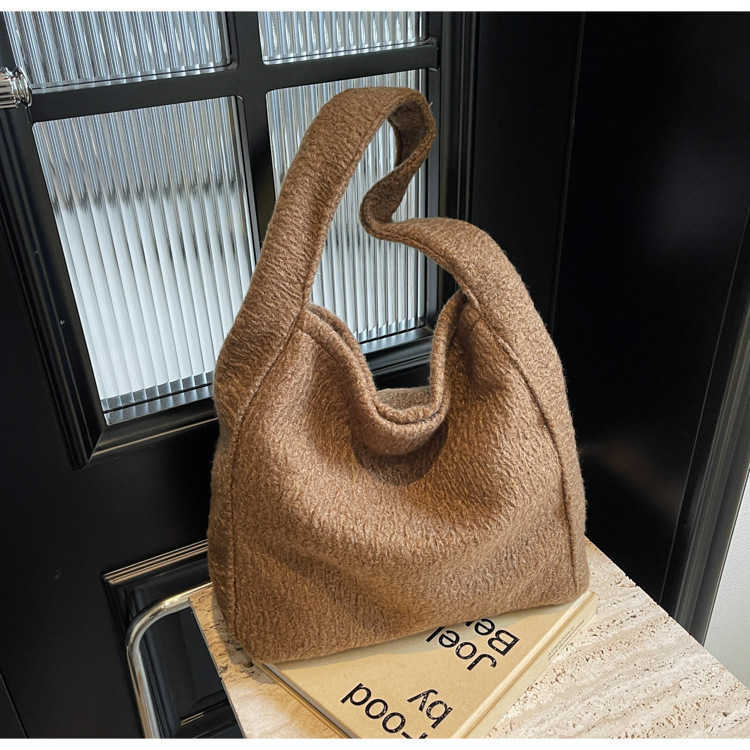 Korean version of casual western-style and beautiful 2024 autumn and winter new woolen trend large capacity solid color underarm single shoulder bag 2