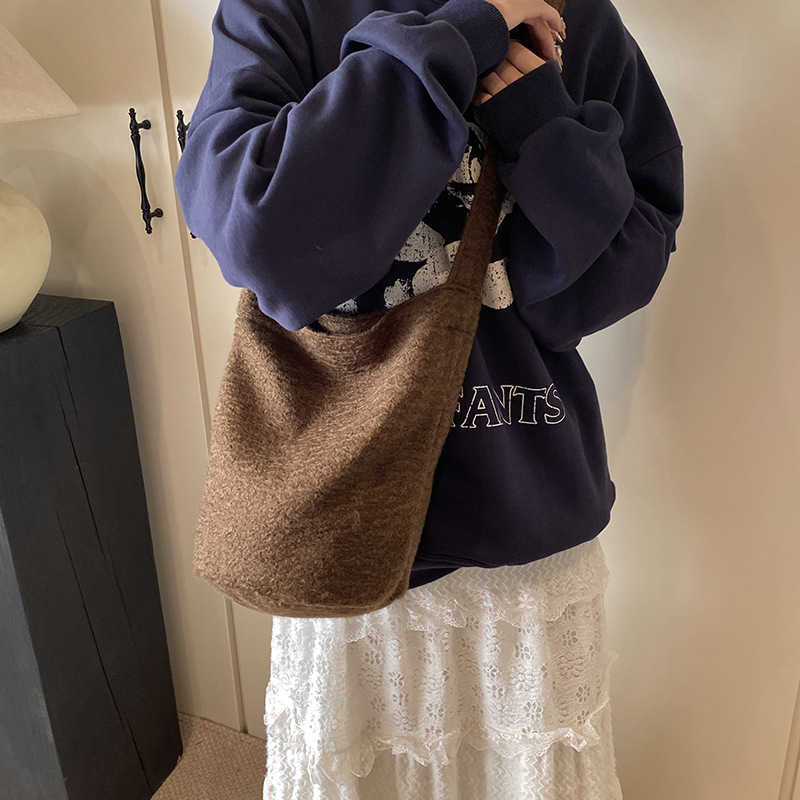 Elegant and personalized 2025 new color contrasting plush large capacity commuting woolen single shoulder crossbody bucket women's bag 241231