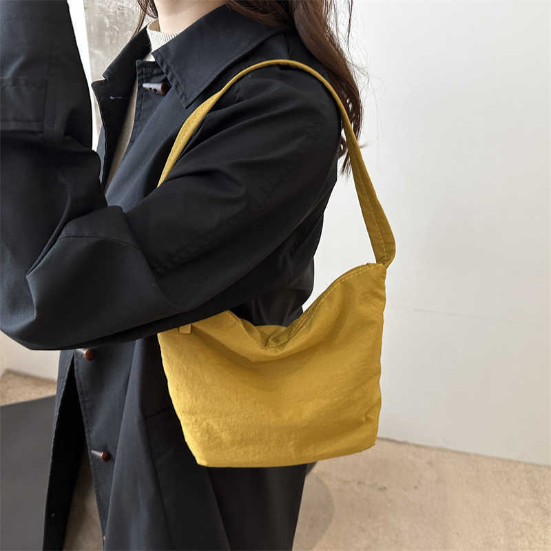 Color blocking winter 2024 new Korean version casual simple nylon fabric trend artistic style armpit single shoulder handbag
