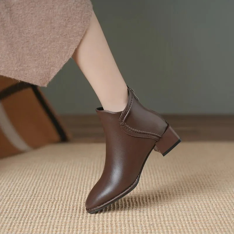 Retro pointed thick heel short boots for women English style and plush warm Chelsea boots for autumn and winter 241231