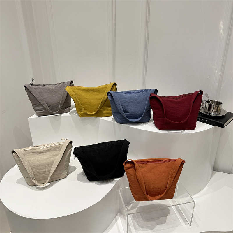 Color blocking winter 2024 new Korean version casual simple nylon fabric trend artistic style armpit single shoulder handbag