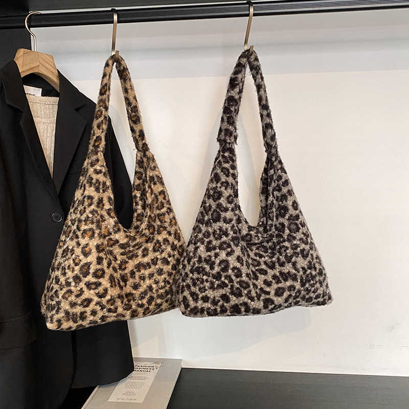 Mao large capacity 2024 new autumn and winter casual leopard print fashionable and personalized commuting tote shoulder bag for women 241231