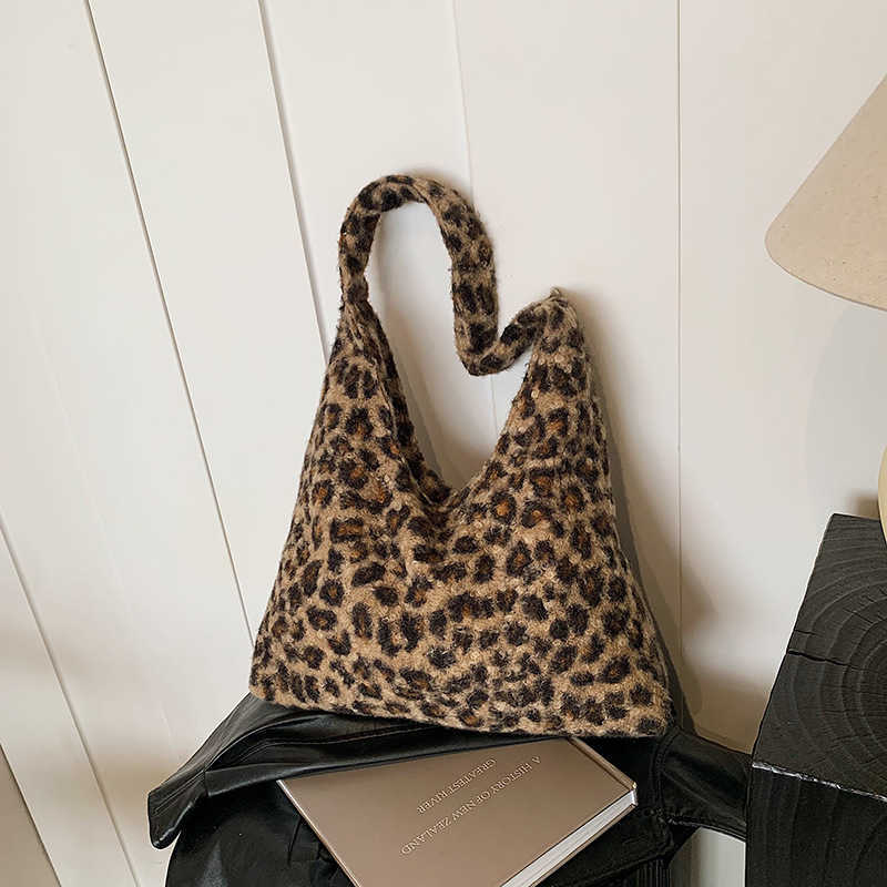 Mao large capacity 2024 new autumn and winter casual leopard print fashionable and personalized commuting tote shoulder bag for women 241231