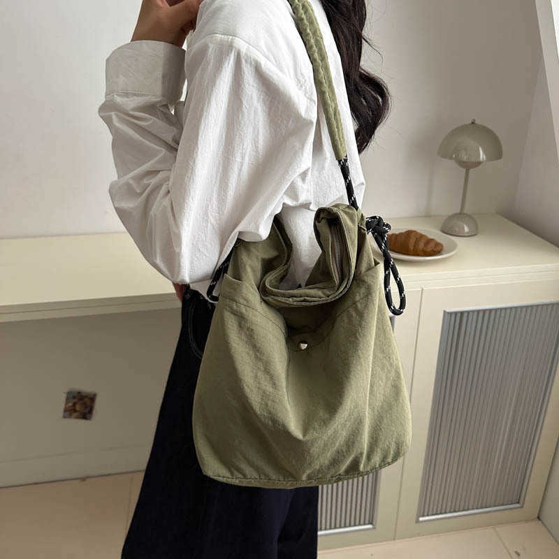 New solid color casual Korean trend 2024 stylish large capacity lightweight nylon cloth shoulder crossbody tote bag 241231