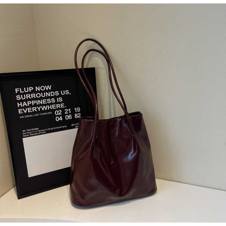 2025 New Korean Edition Early Spring Western Style Paint Soft Surface Leisure Large Capacity Single Shoulder Underarm Tote Women's Bag 241231