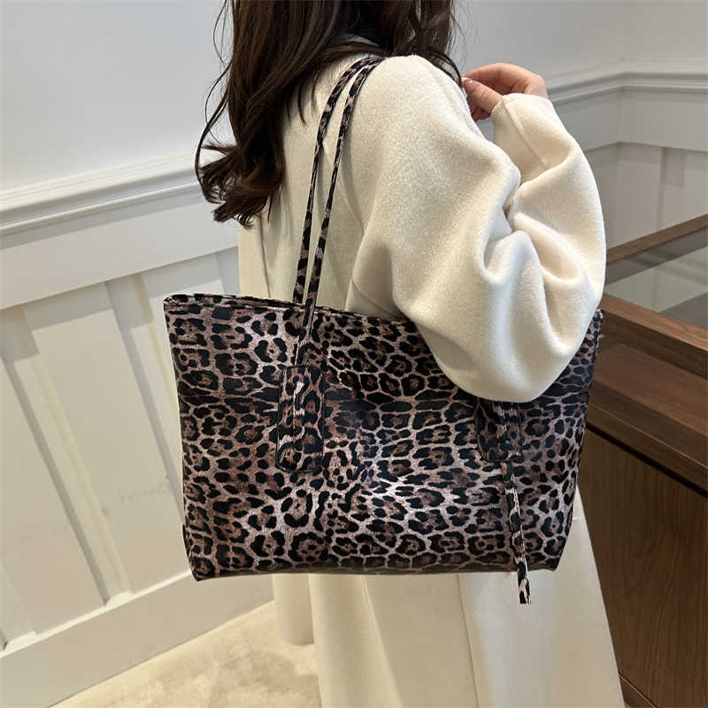 Autumn and Winter Large Capacity Leopard Pattern Personalized Simple Leisure 2024 Fashion Commuter Single Shoulder Tote Handbag 241231