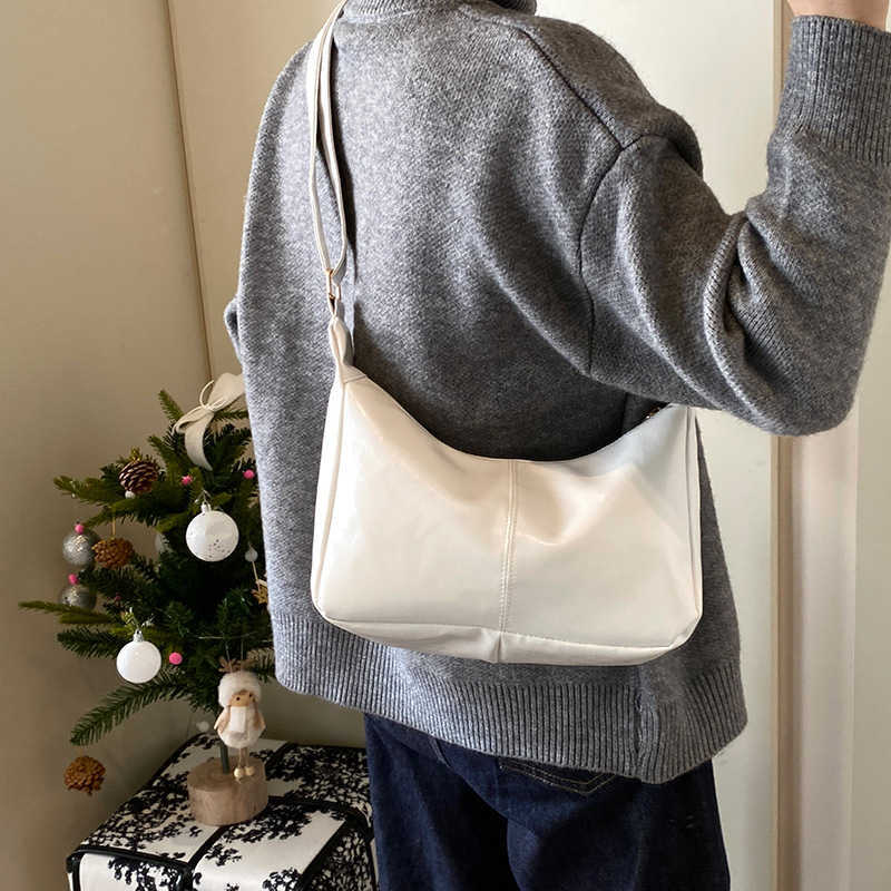 Solid color large capacity 2025 new commuting Korean version fashionable simple casual hand-held shoulder tote bag for women 241231