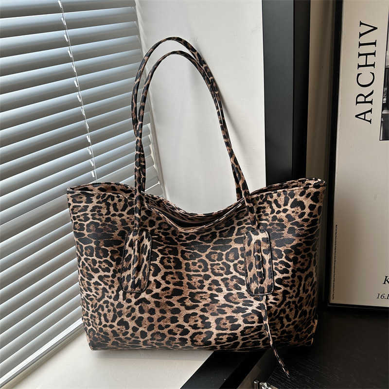 Autumn and Winter Large Capacity Leopard Pattern Personalized Simple Leisure 2024 Fashion Commuter Single Shoulder Tote Handbag 241231