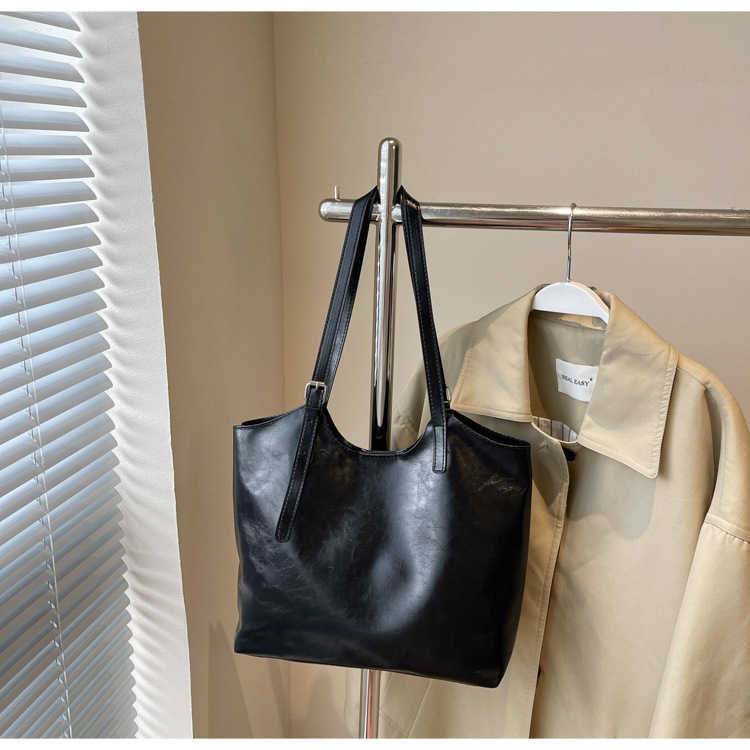 Spring New Oil Wax Leather Large Capacity 2025 Casual Solid Color Commuter Underarm Single Shoulder Tote Bag for Women 241231