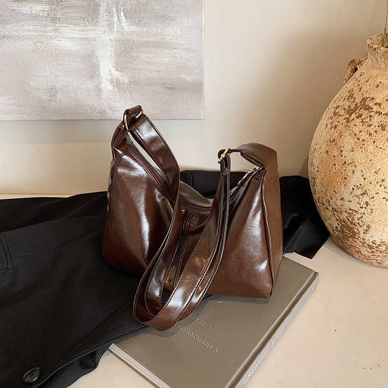 Solid color large capacity 2025 new commuting Korean version fashionable simple casual hand-held shoulder tote bag for women 241231