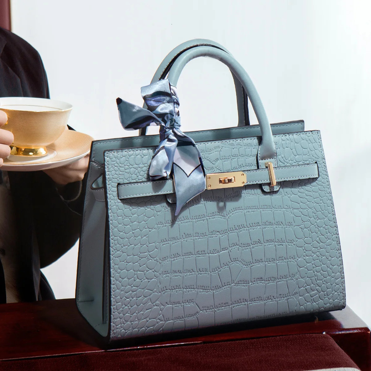 Trendyfashionable 2024 New Feeg Crocodile Pattern Women's Handbag Soft Crossbody Bag For Middle-Aged Women Mothers