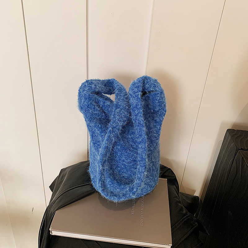 Elegant and personalized 2025 new color contrasting plush large capacity commuting woolen single shoulder crossbody bucket women's bag 241231