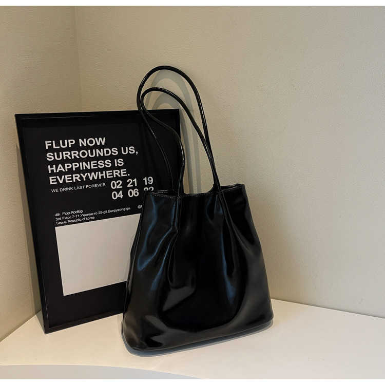 2025 New Korean Edition Early Spring Western Style Paint Soft Surface Leisure Large Capacity Single Shoulder Underarm Tote Women's Bag 241231