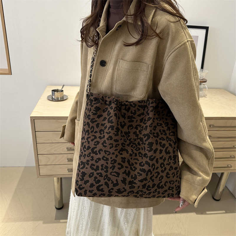 Leopard print frosted personalized large capacity 2024 new autumn and winter casual fashion personalized chain commuting tote shoulder bag 241231
