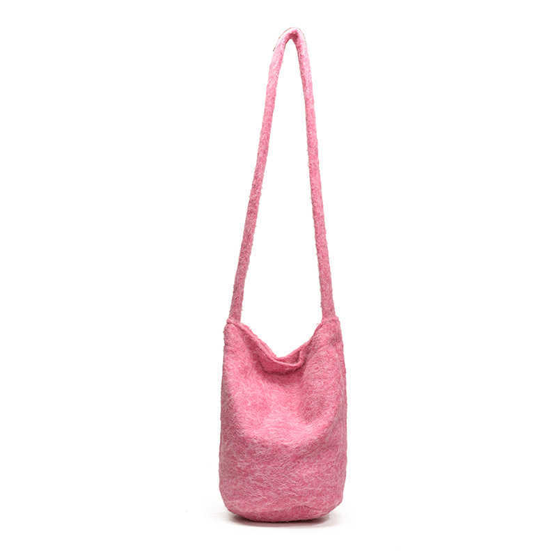 Elegant and personalized 2025 new color contrasting plush large capacity commuting woolen single shoulder crossbody bucket women's bag 241231