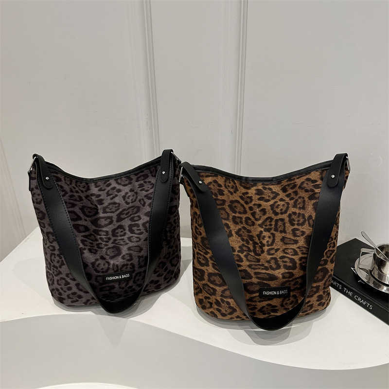 Fashionable suede leopard print large capacity personalized 2024 new stylish casual autumn bucket shoulder bag for women