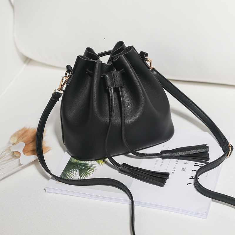 Bag Female Tassel Shoulder Bucket Texture Slung Commuter Bag Large Capacity Fashion Joker Casual Light.