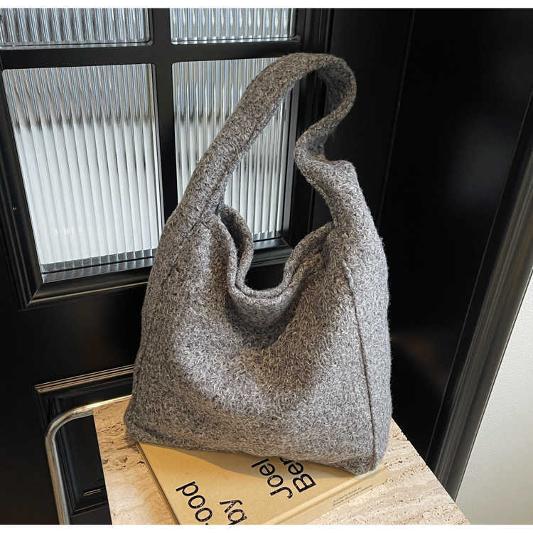 Korean version of casual western-style and beautiful 2024 autumn and winter new woolen trend large capacity solid color underarm single shoulder bag 2