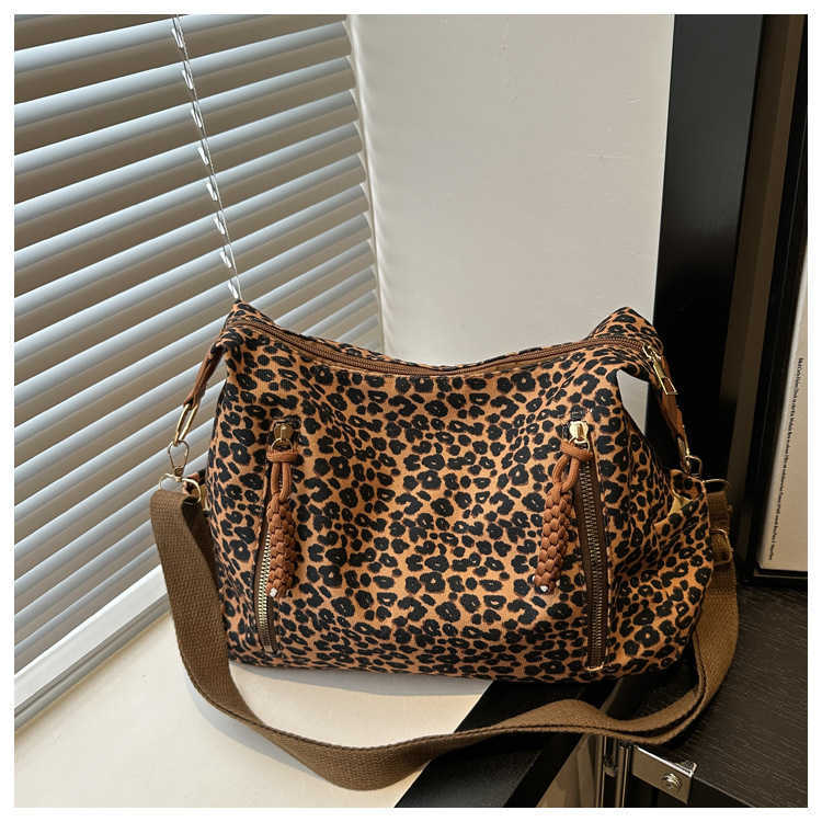 2024 new casual and fashionable leopard print commuting Korean style large capacity women's stylish single shoulder cross arm tote bag