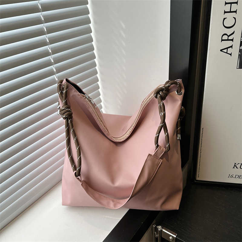 Leisure 2024 new winter simple large capacity fashionable solid color commuting crossbody shoulder bag for women 241231