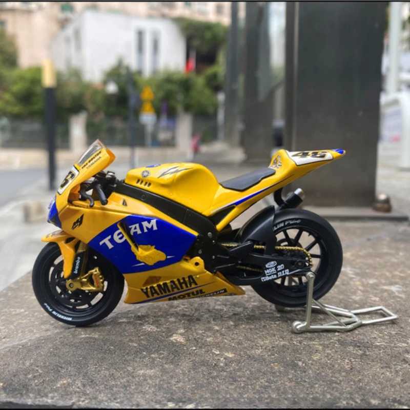 Diecast 1/18 Scale Honda RC211 2006 and Yamaha YZR M1 Motorcycle Alloy Simulation Vehicle Delivery Model Static Toy Gift Display W241231