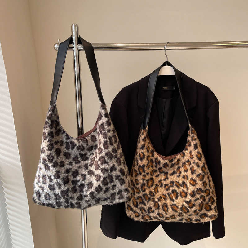 Winter fashion furry trend 2024 new fashionable leopard print lazy style commuting armpit tote women's bag 241231
