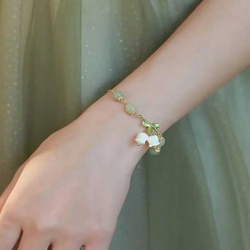 Elegant tulip and lily pendant bracelet suitable for womens retro green natural stone bead bracelet wedding jewelry W241231