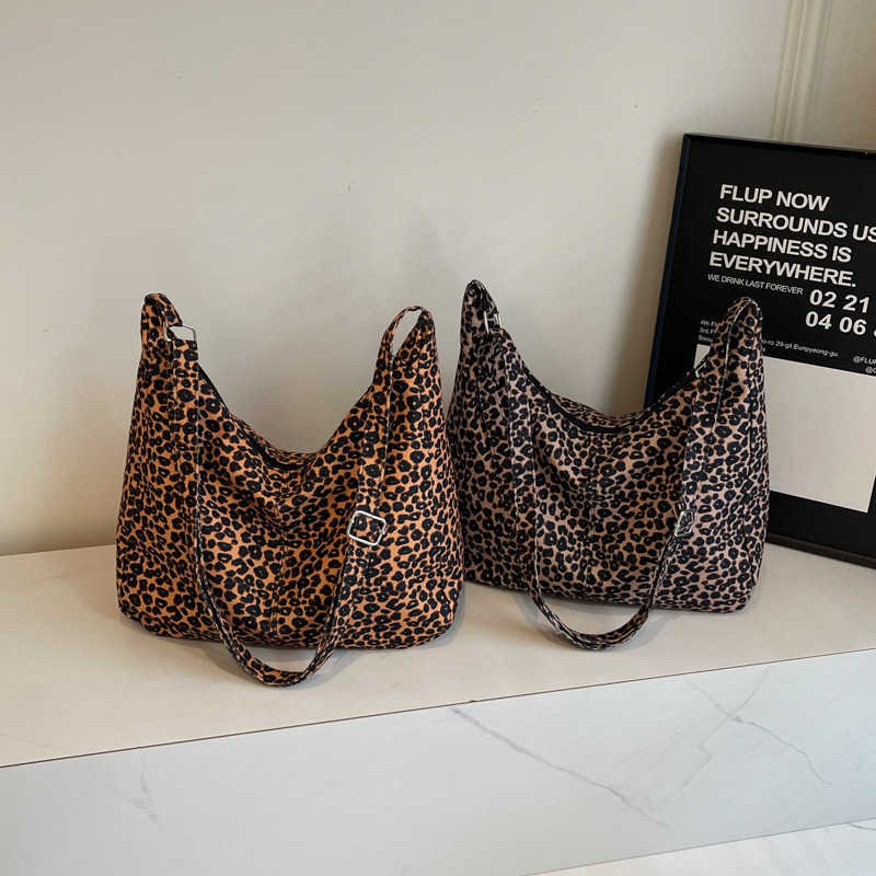 2024 velvet new large capacity leopard print casual Western style Korean version fashionable single shoulder armpit crossbody women's tote bag 24