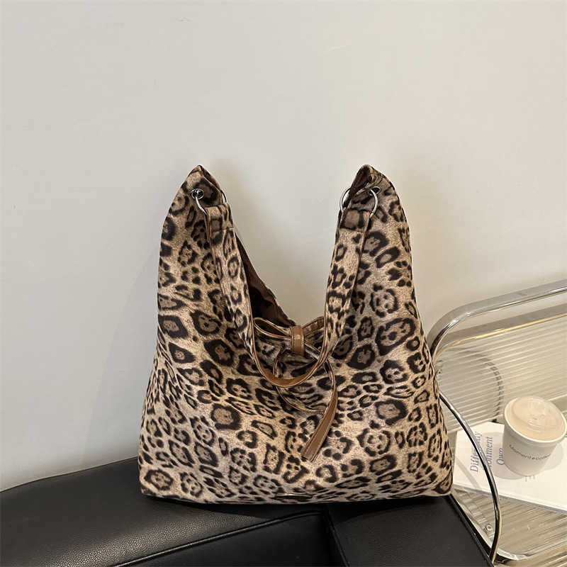Suede leopard print hot girl 2024 large capacity casual simple and fashionable new commuting hand-held shoulder bag
