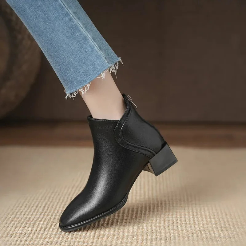 Retro pointed thick heel short boots for women English style and plush warm Chelsea boots for autumn and winter 241231