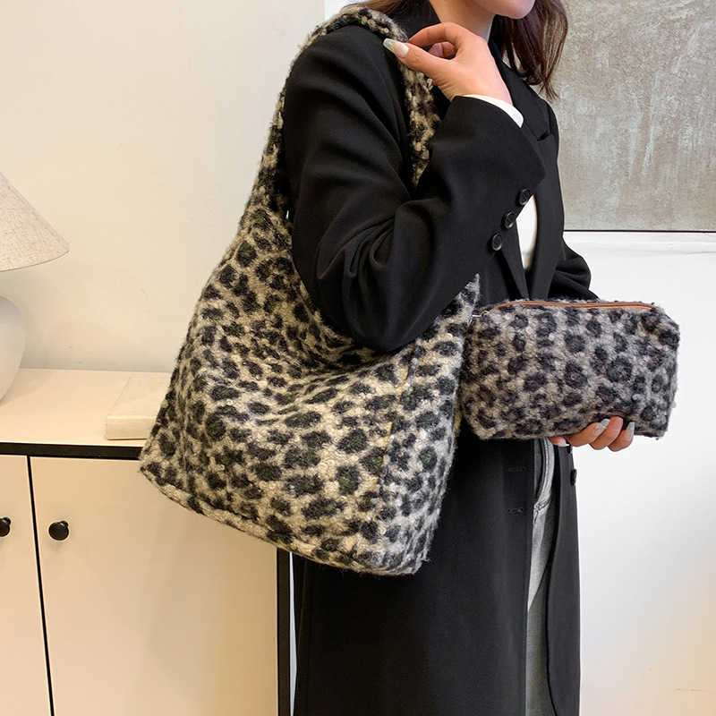 Korean version ins autumn and winter new plush large capacity two-piece commuting style lazy style single shoulder armpit tote bag 241231