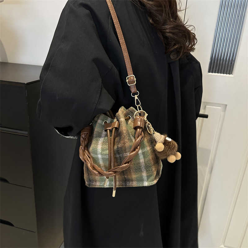 Winter woolen plaid 2023 large capacity Western style new Korean woven handbag, single shoulder crossbody bucket bag