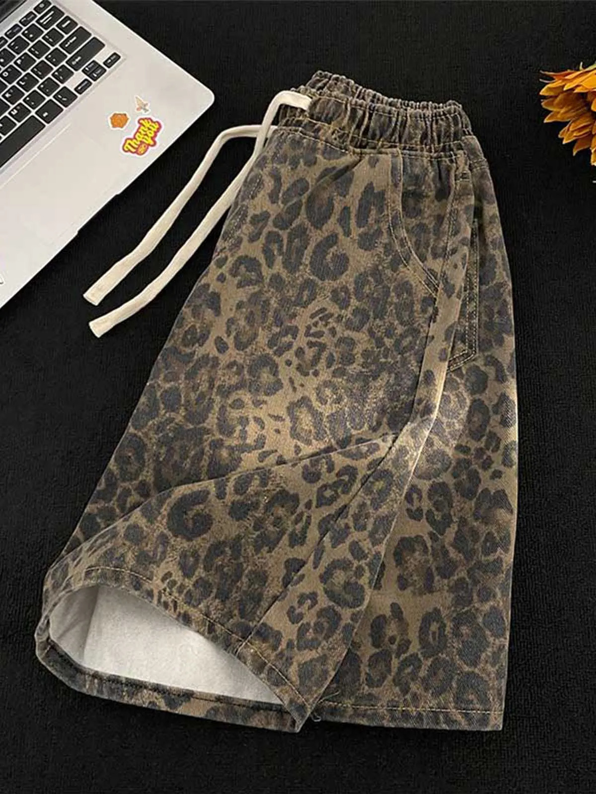 Mens 2025 Summer Fashion Thin Elastic Waist Denim Shorts Mens Leopard Pattern Straight Shorts Mens High Street Shorts P864 241230