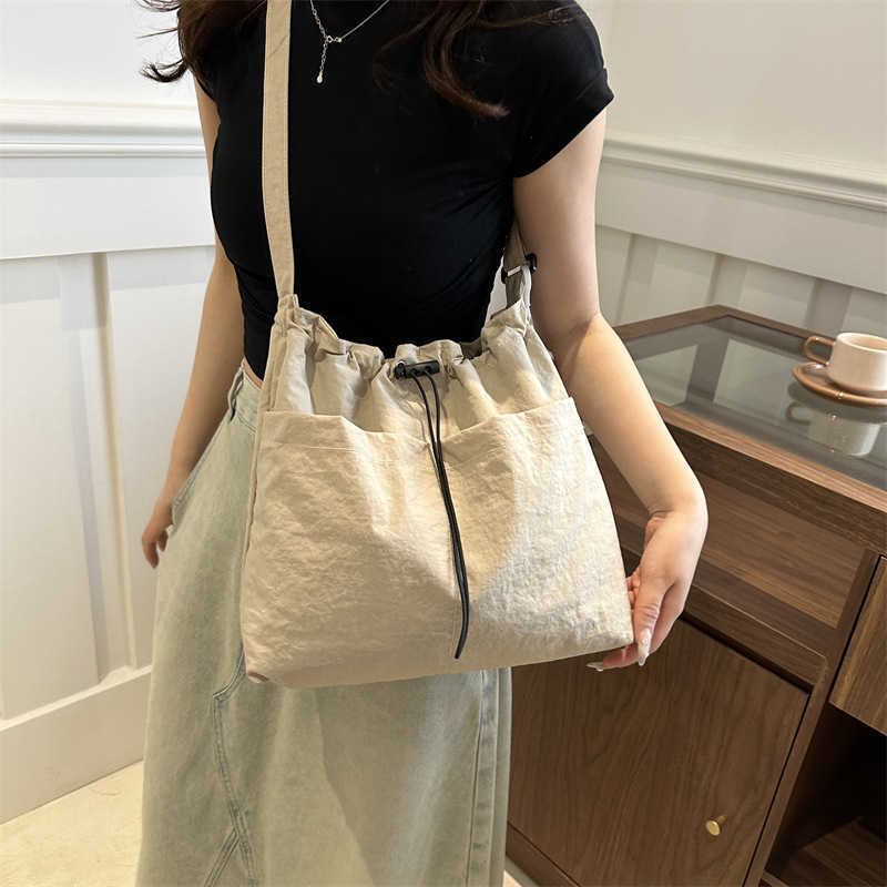 Leisure large capacity drawstring nylon 2024 new fashion trend texture commuting single shoulder armpit crossbody bucket bag 241231